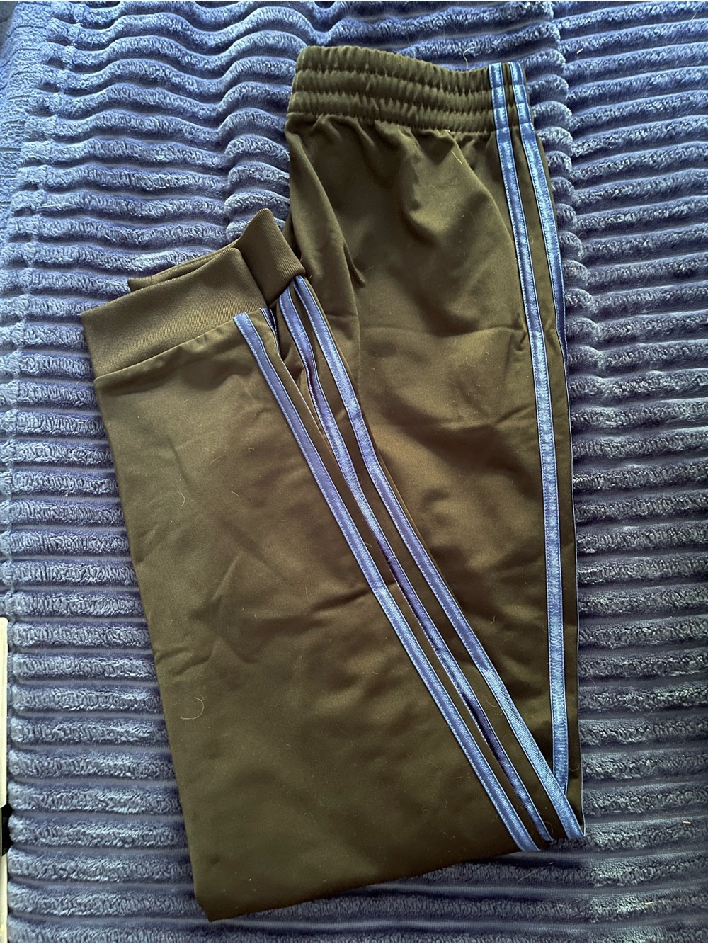 Boys XL Adidas Track Pant
Blue stripe 
Like new condition 
Size 18/20